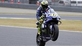Pebalap Movistar Yamaha Valentino Rossi melakukan wheelie usai menjalani latihan bebas pertama MotoGP Jepang. The Doctor berada di posisi kesembilan. (REUTERS/Toru Hanai)
