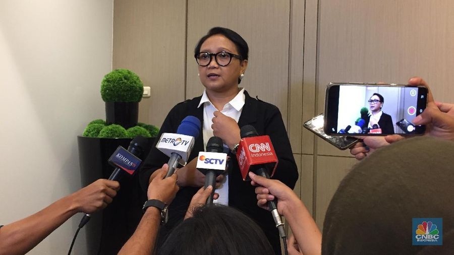 Menteri Luar Negeri Retno Marsudi mengakui tantangan terbesarnya adalah ketidakpastian global.