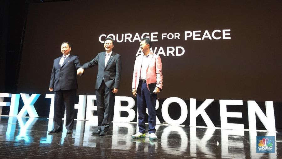 Penghargaan tersebut diberikan Foreign Policy Community of Indonesia (FPCI) yang dikomandoi oleh mantan Wakil Menteri Luar Negeri Indonesia Dino Patti Djalal.