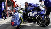 Pebalap gaek Valentino Rossi yang sempat melesat pada kualifikasi MotoGP Thailand hanya akan menempati peringkat kesembilan pada start MotoGP Jepang. (REUTERS/Toru Hanai)