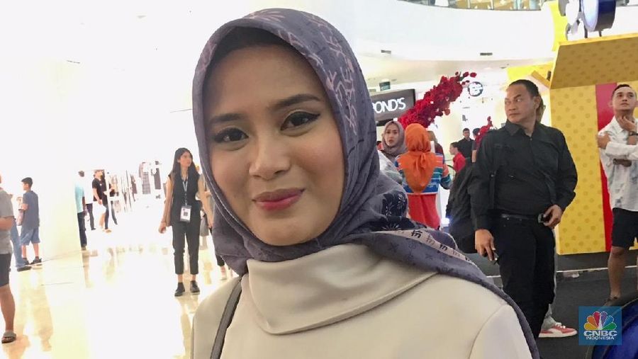Restu Anggraini mengeluarkan koleksi baru berupa hijab berteknologi anti-air di Jakarta Fashion Week (JFW) 2019.