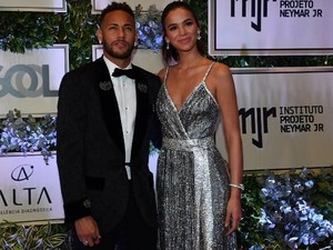 Neymar Diolok-olok Fans Lawan, Bawa-bawa Mantan