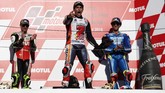 Marc Marquez berada di podium MotoGP Jepang 2018 bersama Alex Rins (kanan) dan Cal Crutchlow (kiri). (REUTERS/Toru Hanai)