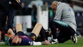 Lionel Messi mendapat perawatan di pinggir lapangan. Pelatih Ernesto Valverde masih berharap pemain asal Argentina itu bisa meneruskan pertandingan. (REUTERS/Albert Gea)