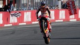 Marc Marquez menjadi pebalap yang finis pertama pada MotoGP Jepang 2018 dengan catatan waktu 42 menit 36,438 detik. (REUTERS/Toru Hanai)