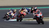 Marc Marquez melakukan start di MotoGP Jepang 2018 dengan baik. Berada pada posisi start keenam, Marquez langsung melesat ke jajaran tiga besar. Baby Alien itu bahkan sempat berada di belakang Andrea Dovizioso pada lap ketiga. (REUTERS/Toru Hanai)