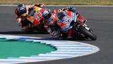 Marc Marquez terus memberikan tekanan kepada Andrea Dovizioso hampir sepanjang balapan sebelum akhirnya mampu merebut posisi pebalap terdepan pada lap ke-20. (REUTERS/Toru Hanai)