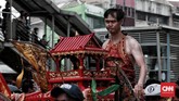 Tatung menjadi bagian dari acara Kirab Budaya dan Ruwat Bumi yang digelar untuk melestarikan budaya khususnya masyarakat Tionghoa dan ulang tahun Bio Fat Cu Kung (Se Jit). CNN Indonesia/Andry Novelino