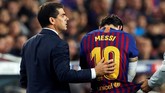 Setelah delapan sepuluh mendapat perawatan medis, Lionel Messi dipastikan tidak bisa melanjutkan pertandingan dan posisinya digantikan Ousmane Dembele pada menit ke-26. (REUTERS/Albert Gea)