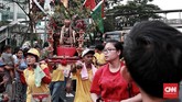 Patung dewa yang di gotong warga Tionghoa di Acara Kirab Budaya dan Ruwat Bumi dari klenteng sejabotetabek di kawasan Glodok. CNN Indonesia/Andry Novelino
