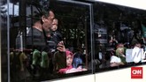 Masyarakat yang melintas menggunakan Transportasi umum juga dapat menikmati acara Kirab Budaya dan Ruwat Bumi. CNN Indonesia/Andry Novelino