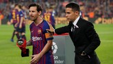 Lionel Messi menerima penghargaan Pemain Terbaik La Liga bulan September sebelum Barcelona vs Sevilla di Camp Nou, Sabtu (20/10) waktu setempat. Messi menerima penghargaan dari mantan pemain Barcelona Javier Saviola. (REUTERS/Albert Gea)