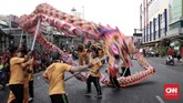 Pertunjukan Barongsai juga ikut meramaikan acara Kirab Budaya dan Ruwat Bumi Bio Fat Cu Kung di kawasan Glodok, Jakarta Barat. CNN Indonesia/Andry Novelino
