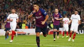Barcelona akhirnya memastikan kemenangan 4-2 atas Sevilla lewat dua gol tambahan dari Luis Suarez dan Ivan Rakitic. (REUTERS/Albert Gea)