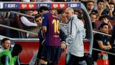 Lionel Messi meninggalkan lapangan Camp Nou. Pihak Barcelona memastikan Messi akan absen tiga pekan karena cedera patah tulang tangan kanan. Messi pun dipastikan absen saat melawan Real Madrid, 28 Oktober mendatang. (REUTERS/Albert Gea)