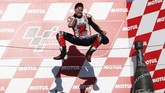 Marc Marquez melonjak girang merayakan gelar kelima di lintasan MotoGP. Musim balap 2018 dipastikan menjadi milik Marquez setelah pebalap Repsol Honda itu mengumpulkan 296 poin dan tidak mungkin dikejar pebalap-pebalap lainnya. (REUTERS/Toru Hanai)