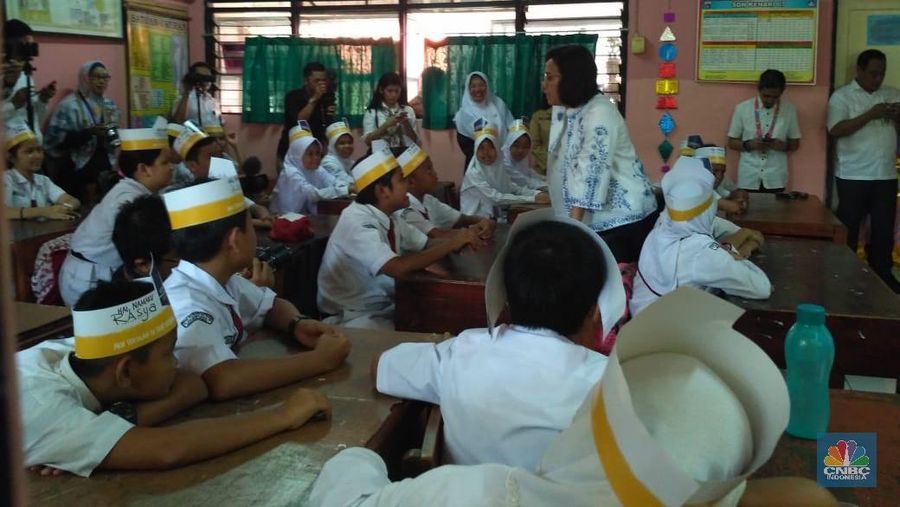 Materi yang diberikan oleh Menteri Keuangan tersebut mengenai tiga jenis penerimaan negara