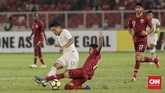 Umpan Syahrian Abimanyu diintersep pemain timnas Qatar U-19. Mencoba bermain dengan penguasaan bola, para pemain Timnas Indonesia U-19 kerap melakukan kesalahan-kesalahan umpan. (CNN Indonesia/Hesti Rika)