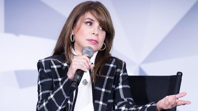 Kembali Tur Setelah 25 Tahun, Paula Abdul Jatuh dari Panggung