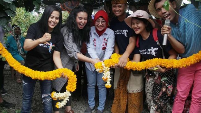 Artis Ayushita Nikmati Keindahan dan Keunikan Pasar Botani