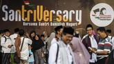 Sejumlah santri berfoto sebelum menghadiri Puncak perayaan Hari Santri Nasional 2018 di lapangan Gasibu, Bandung, Jawa Barat, Minggu (21/10/2018). HSN diperingati saban 22 Oktober berdasarkan Kepres Nomor 22 Tahun 2015 yang ditandatangani Presiden RI Jokowi pada 15 Oktober 2015. (ANTARA FOTO/M Agung Rajasa)
