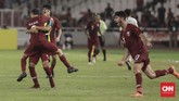 Laga baru memasuki menit ke-11, para penggawa timnas Qatar U-19 sudah merayakan gol yang dicetak Hashim Ali karena kesalahan bek Garuda Nusantara Nurhidayat Haji Haris. (CNN Indonesia/Hesti Rika)