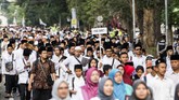 Ribuan santri jalan bersama sebelum menghadiri Puncak perayaan Hari Santri Nasional 2018 di lapangan Gasibu, Bandung, Jawa Barat, Minggu (21/10). Acara yang dihadiri santri dari berbagai daerah tersebut dalam rangka memperingati Hari Santri Nasional ke-3. (ANTARA FOTO/M Agung Rajasa)