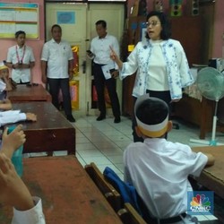 Begini Gaya Sri Mulyani Saat Mengajar Para Bocah SD