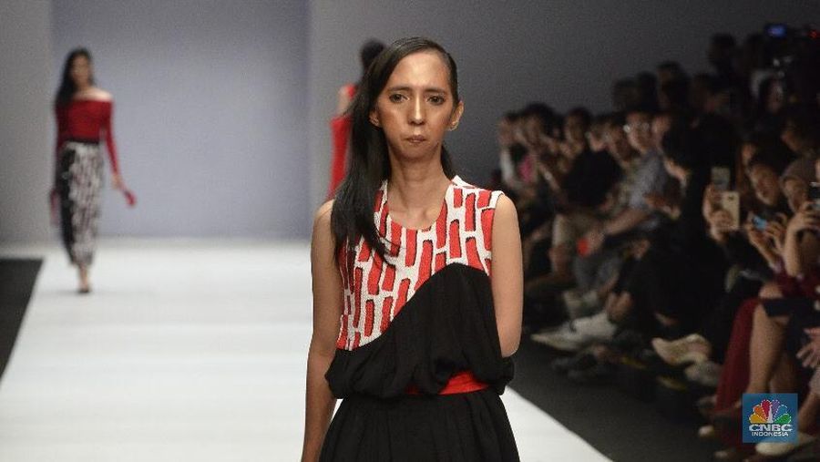 Dalam peragaan busana ini terdapat lima penyandang disabilitas yang tampil terdiri dari disabilitas tuli, tuna daksa, dan disabilitas down syndrome.