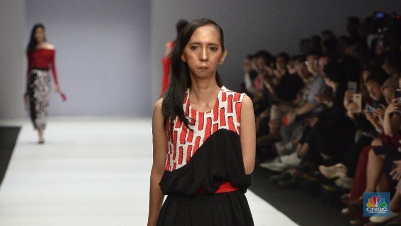 Dalam peragaan busana ini terdapat lima penyandang disabilitas yang tampil terdiri dari disabilitas tuli, tuna daksa, dan disabilitas down syndrome.