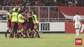 Para pemain Qatar kembali berpesta membobol gawang Timnas Indonesia U-19. Hanya dalam 24 menit, skuat arahan Indra Sjafri sudah tertinggal 0-3 akibat koordinasi pertahanan yang buruk. (CNN Indonesia/Hesti Rika)