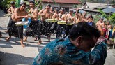 Usai doa dipanjatkan terdengar suara bernada lantang memecah keheningan, suara itu berasal dari beberapa warga pembawa sesaji makanan yang berjalan mengelilingi Situs Candi Menggung, sembari melemparkan sesaji makanan yang mereka bawa pada warga yang telah memadati Situs Candi Menggung.