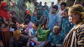 Banyak warga yang sengaja menunggu di depan rumah untuk mendapat lemparan dari sesaji makanan tersebut berharap mendapat berkah.
