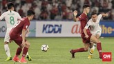 Egy Maulana Vikri dijaga ketat para pemain timnas Qatar U-19 sehingga sulit mendapatkan ruang gerak. (CNN Indonesia/Hesti Rika)