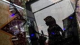 Pengunjung melihat stan pameran kaligrafi batik pada acara pameran Pesantren Expo 2018 di Sriwedari, Solo, Jawa Tengah, Jumat (5/10). Acara dalam rangka menyambut Hari Santri Nasional (HSN) tersebut sebagai wadah pengembangan kreativitas para santri serta menampilkan produk unggulan produksi pesantren. (ANTARA FOTO/Mohammad Ayudha)