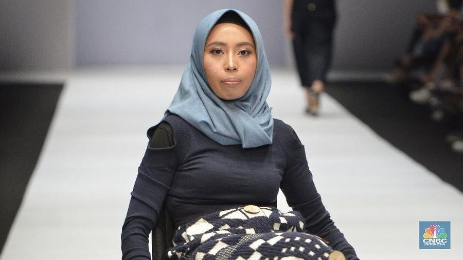 Dalam peragaan busana ini terdapat lima penyandang disabilitas yang tampil terdiri dari disabilitas tuli, tuna daksa, dan disabilitas down syndrome.