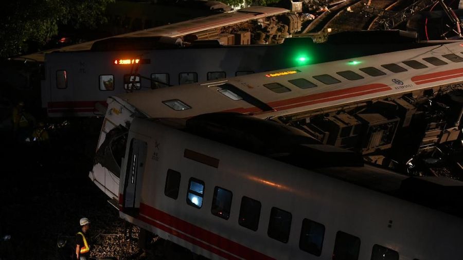 Kereta Puyuma Express 6432 berangkat dari Stasiun Taipei Shulin dengan tujuan Stasiun Taitung.