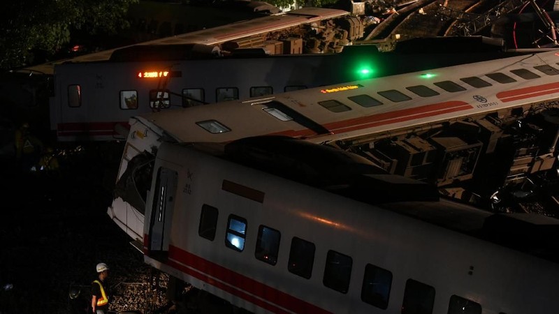 Kereta Puyuma Express 6432 berangkat dari Stasiun Taipei Shulin dengan tujuan Stasiun Taitung.