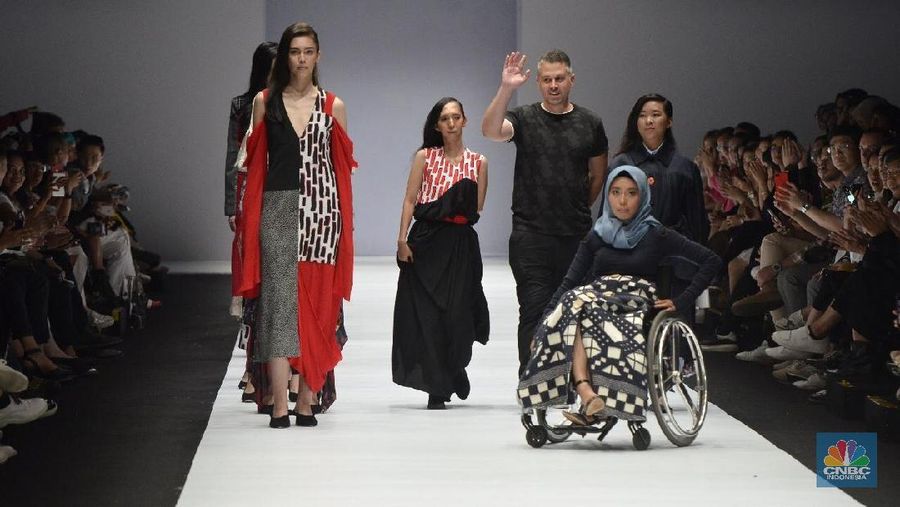 Dalam peragaan busana ini terdapat lima penyandang disabilitas yang tampil terdiri dari disabilitas tuli, tuna daksa, dan disabilitas down syndrome.