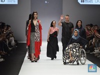 Aksi Para Model Difabel di Panggung Jakarta Fashion Week