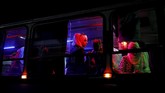 Meski hari-hari perang bisa berarti hari sepi pembeli, tapi para pedangang menyebut hal itu tak menghentikan mereka menjajakan dagangan mereka (REUTERS/Marko Djurica)