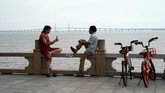 Warga yang dapat melintasi jembatan harus memenuhi kriteria seperti, membayar pajak dengan jumlah signifikan di China, dan menyumbangkan uang untuk amal di Provinsi Guangdong, China selatan. (REUTERS/Aly Song).
