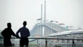 Jembatan laut terpanjang di dunia yang menghubungkan Hong Kong, Zhuhai, dan Makau ke daratan China telah dibuka secara resmi pada 23 Oktober 2018. (REUTERS/Aly Song).