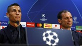 Cristiano Ronaldo meladeni pertanyaan dari para pekerja media, salah satunya menjawab pertanyaan soal tuduhan pemerkosaan. (Reuters/Jason Cairnduff)