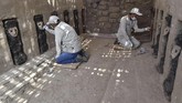 Gambar ini menunjukkan para ahli tengah menemukan 20 patung kayu yang tersimpan dalam ceruk dinding kota kuno Chan Chan. (AFP/CRIS BOURONCLE)