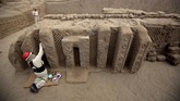 Patung yang ditemukan kelompok arkeolog berukuran setinggi 70 centimeter dan masing-masing ditempatkan dalam sebuah ceruk dinding yang sebagiannya terbenam dalam tanah. (REUTERS/Douglas Juarez)