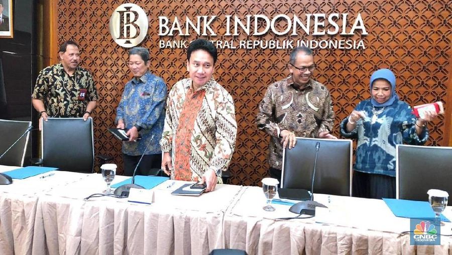 Rapat Dewan Gubernur Bank Indonesia (BI) memutuskan untuk mempertahankan bunga acuan BI 7-Day RR di posisi 5,75%.