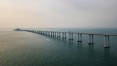 Jembatan memiliki keunikan berupa tersedianya kamera pendeteksi kantuk. Ketika pengemudi melewati jembatan, denyut jantung dan tekanan darah mereka akan dipantau. Jika pengemudi menguap lebih dari tiga kali dalam 20 detik, kamera pendeteksi kantik akan meningkatkan peringatan. (Photo by Anthony WALLACE/AFP).