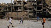 Namun, kenormalan ini tak begitu terasa di kota-kota pinggiran yang mengalami kehancuran yang lebih buruk. (REUTERS/Marko Djurica)