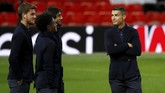 Cristiano Ronaldo menatap ke arah tribune Stadion Old Trafford. Mantan penyerang Manchester United memiliki banyak kenangan manis di stadion tersebut. (Reuters/Jason Cairnduff)